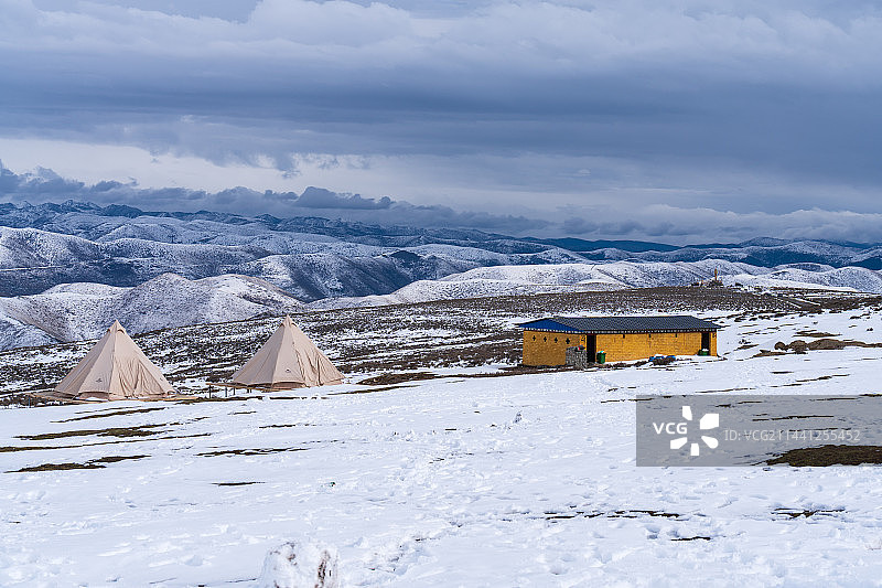 四川甘孜新都桥鱼子西雪山风光图片素材
