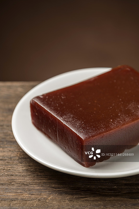 传统小吃山楂糕京糕红果糕摆放在桌面上特写图片素材