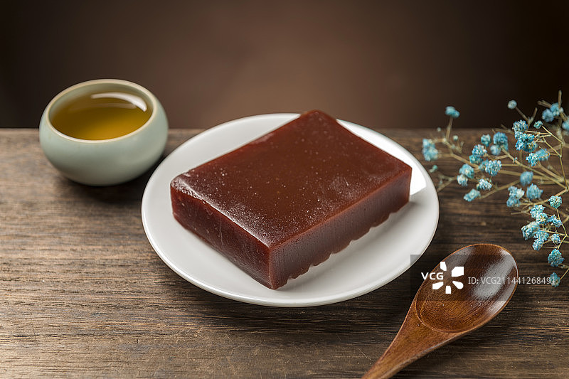 传统小吃山楂糕京糕红果糕摆放在桌面上特写图片素材