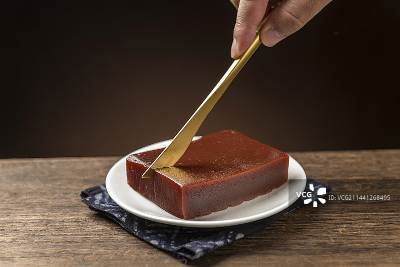 传统小吃山楂糕京糕红果糕摆放在桌面上特写图片素材