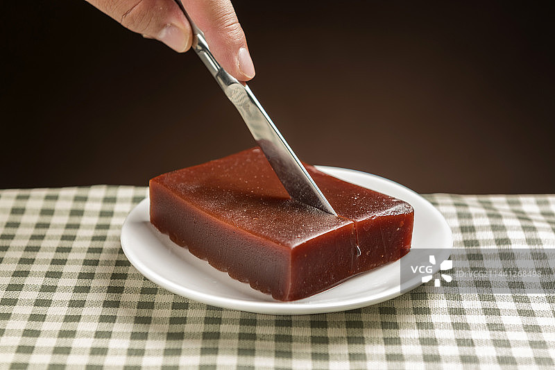 传统小吃山楂糕京糕红果糕摆放在桌面上特写图片素材