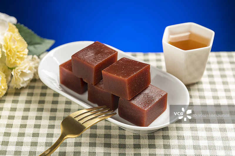 传统小吃山楂糕京糕红果糕摆放在桌面上特写图片素材