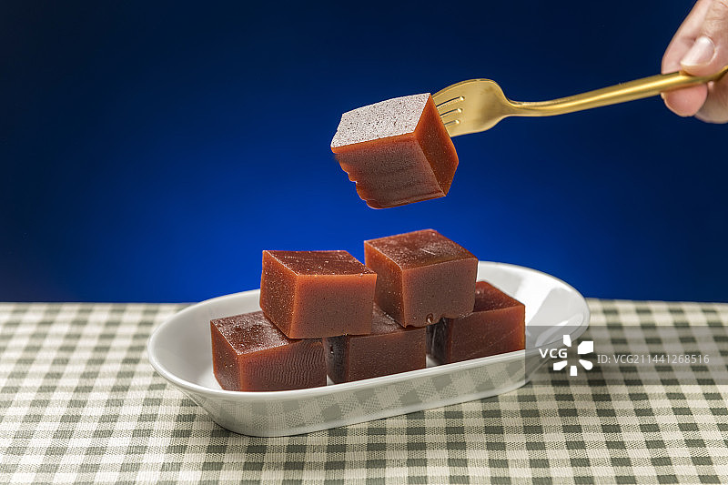 传统小吃山楂糕京糕红果糕摆放在桌面上特写图片素材