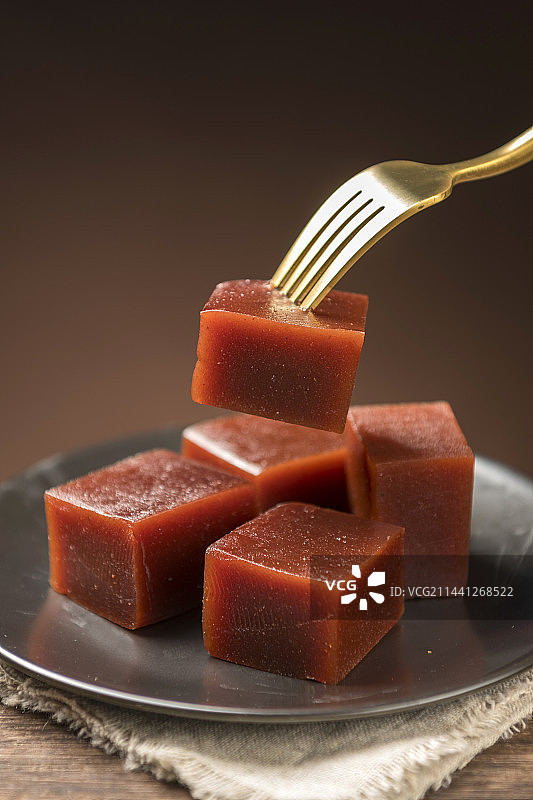 传统小吃山楂糕京糕红果糕摆放在桌面上特写图片素材