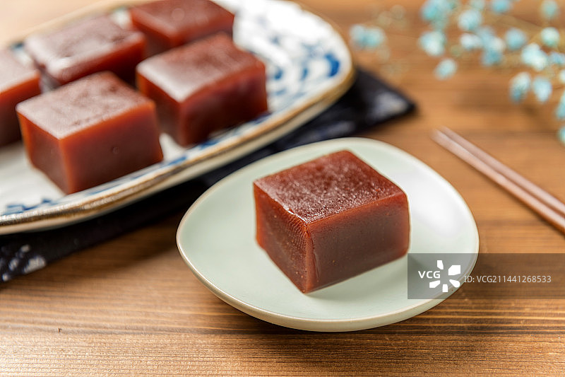 传统小吃山楂糕京糕红果糕摆放在桌面上特写图片素材