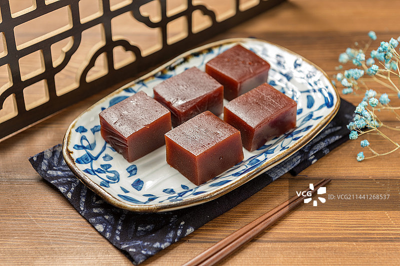 传统小吃山楂糕京糕红果糕摆放在桌面上特写图片素材