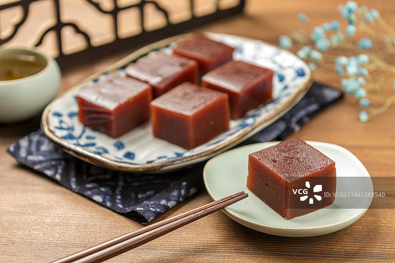 传统小吃山楂糕京糕红果糕摆放在桌面上特写图片素材