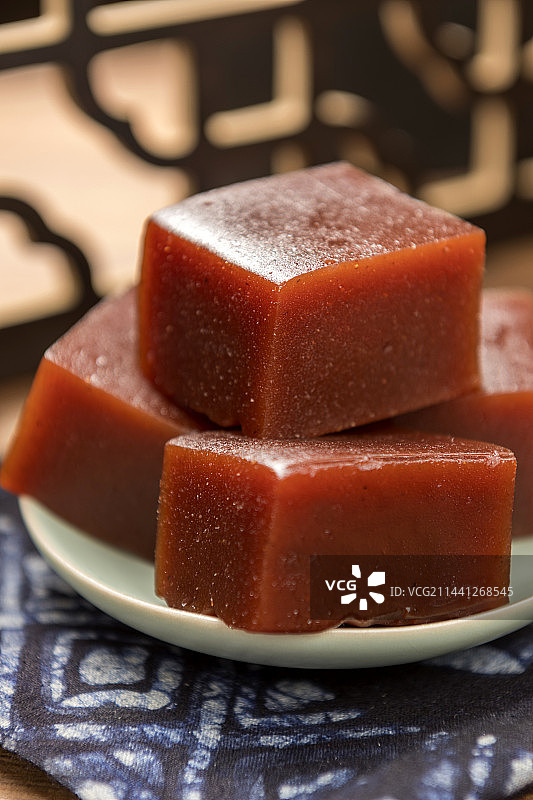 传统小吃山楂糕京糕红果糕摆放在桌面上特写图片素材