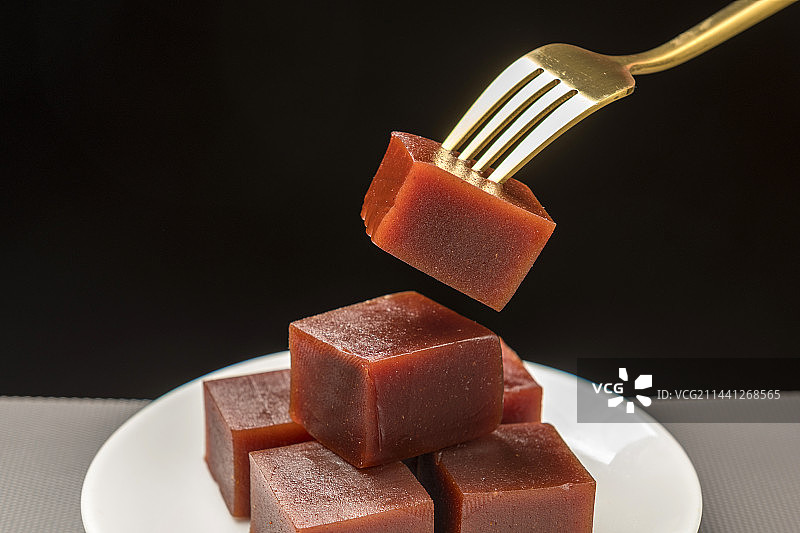 传统小吃山楂糕京糕红果糕摆放在桌面上特写图片素材