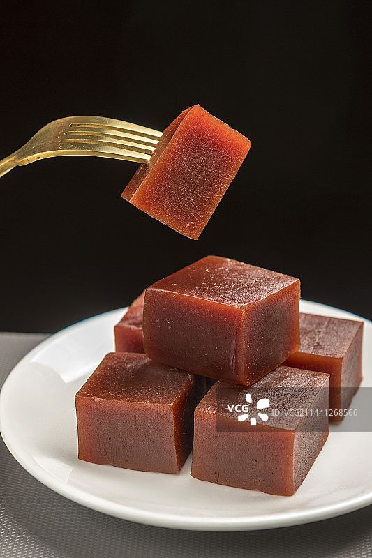 传统小吃山楂糕京糕红果糕摆放在桌面上特写图片素材