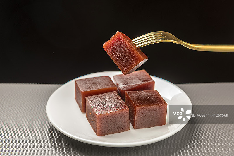 传统小吃山楂糕京糕红果糕摆放在桌面上特写图片素材