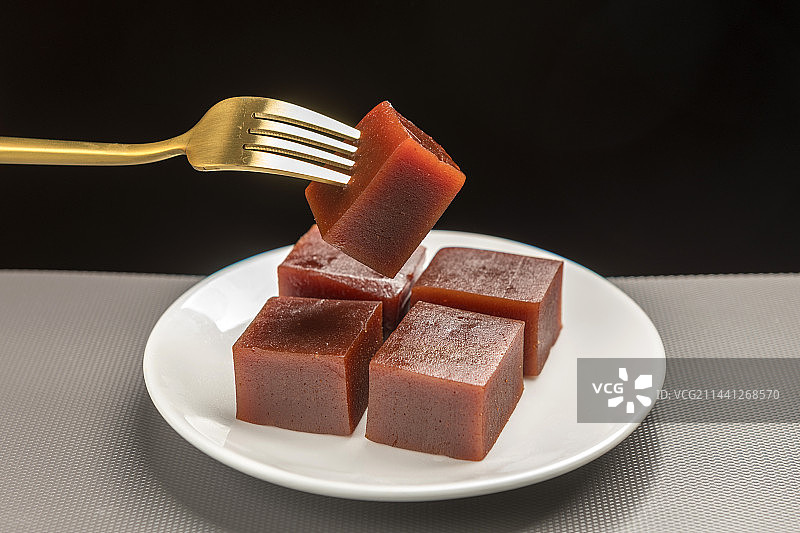 传统小吃山楂糕京糕红果糕摆放在桌面上特写图片素材