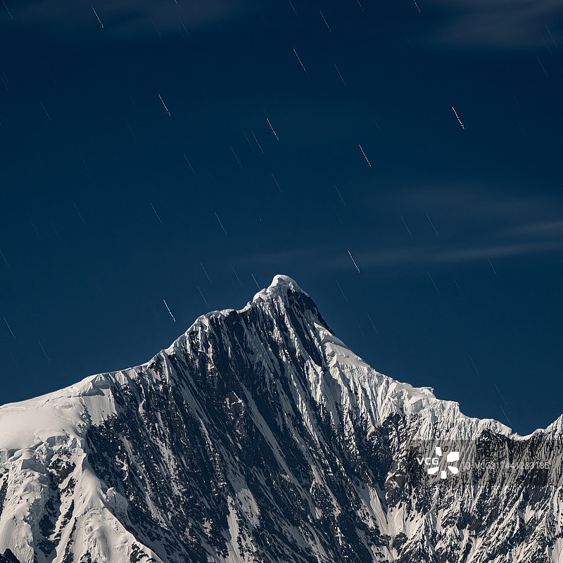 月照卡瓦格博峰图片素材