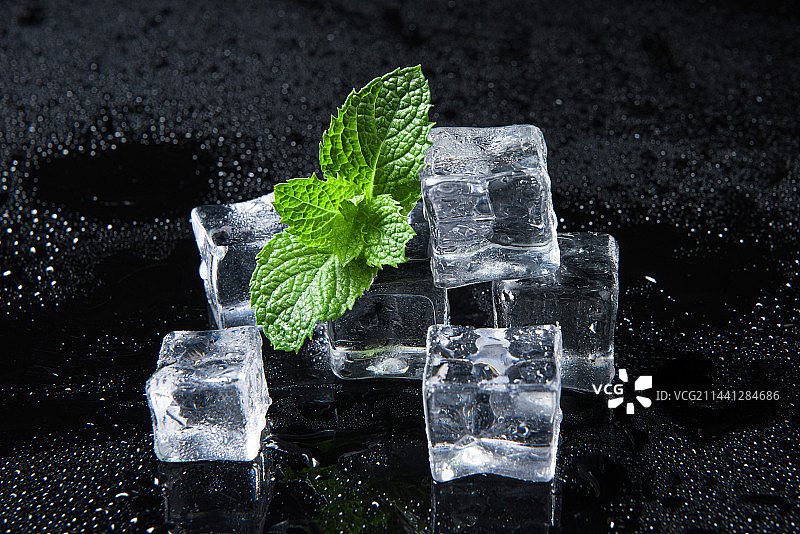 黑色背景上的薄荷和冰块图片素材