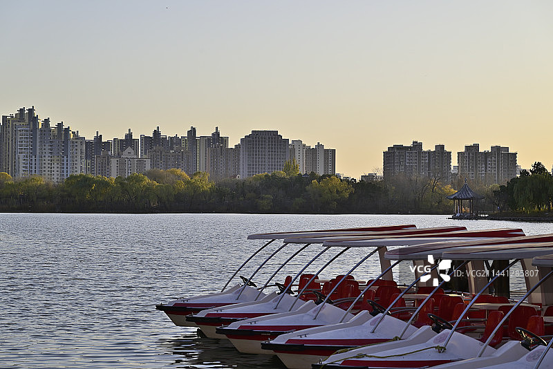 夕阳下的天津水上公园西湖城市风光图片素材