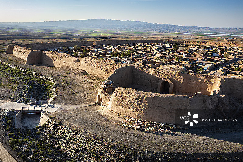 甘肃永泰古城羊群暮归航拍图片素材