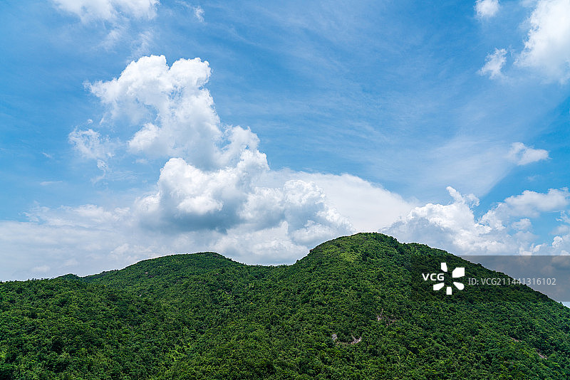 蓝天白云下的五桂山自然风光图片素材