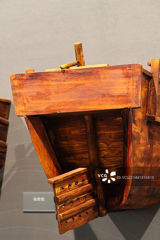 博物馆里轮船里各种舵的模型图片素材