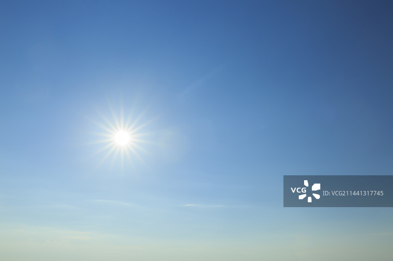 蓝天中的太阳图片素材