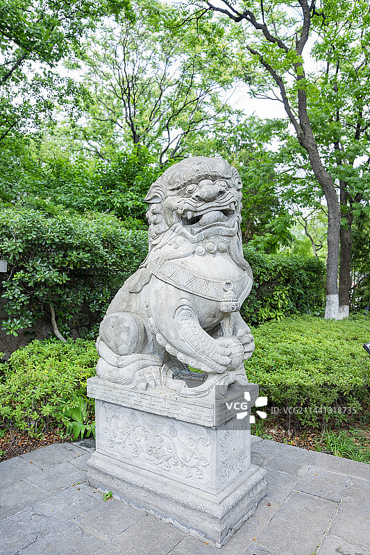南京清凉山公园古崇正书院门口的石狮子图片素材