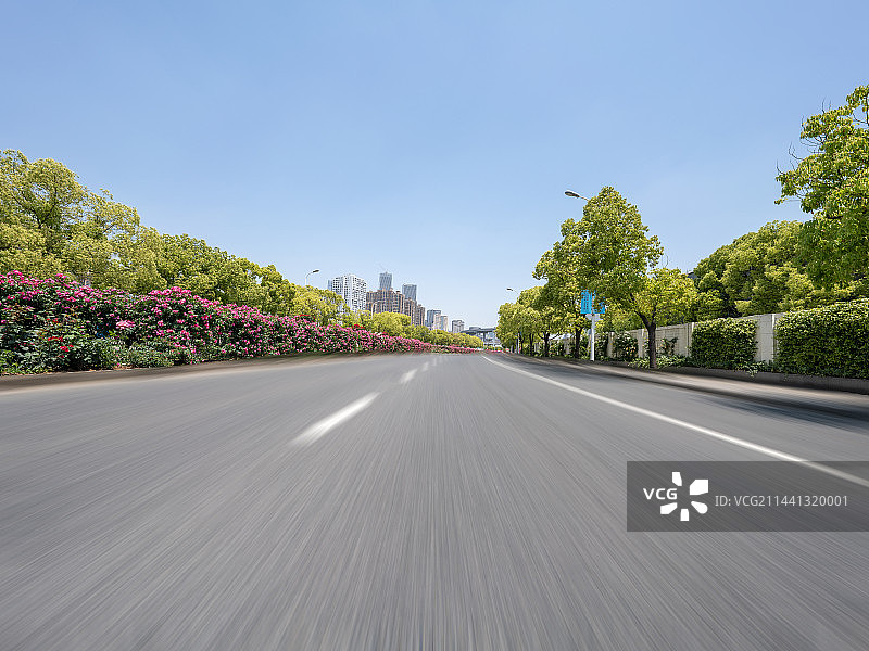 动态模糊的柏油路图片素材