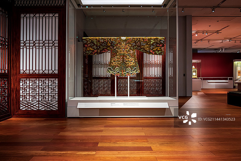 香港故宫文化博物馆展厅陈列“彩云金龙纹女蟒”图片素材