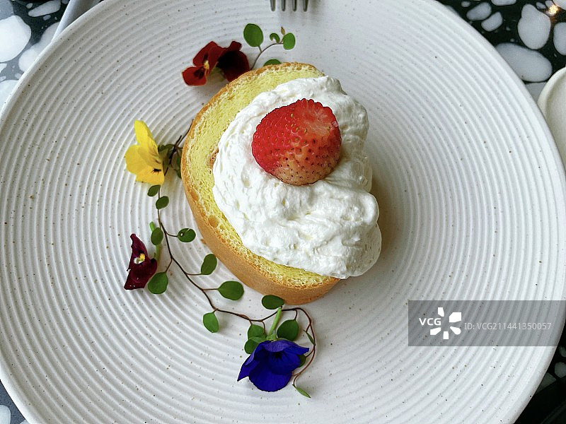 盘子里甜点的特写镜头图片素材