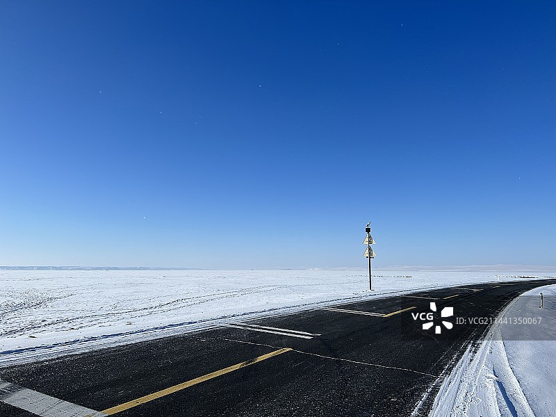 公路雪原上图片素材