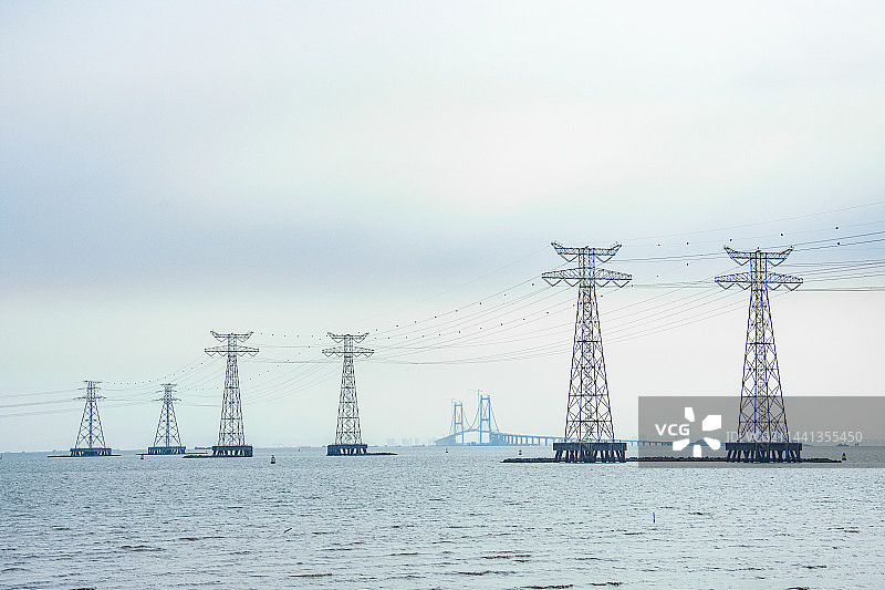 输电塔和桥图片素材