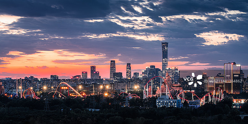 6.13 欢乐谷与北京中信大厦同框晚霞图片素材