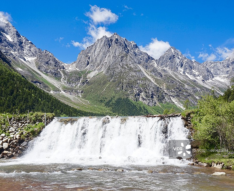 四川毕棚沟川西小瑞士中国旅游4a风景区蓝天白云山水瀑布积雪山峰图片素材