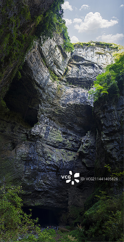 低视角下的陕西汉中宁强禅家岩天坑图片素材