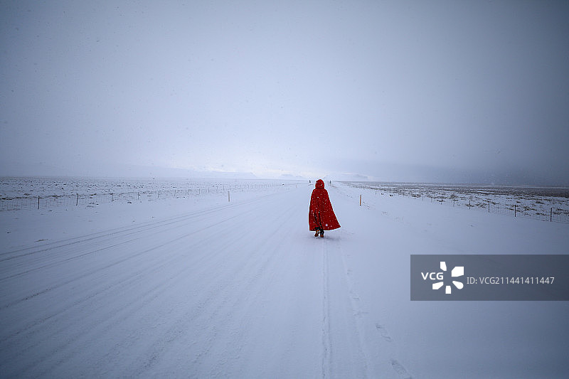 雪地上行走的女人图片素材