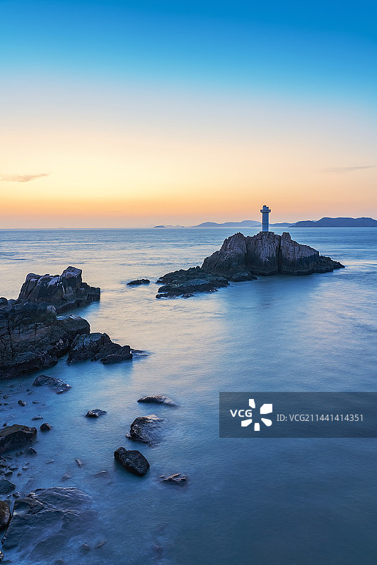 中国浙江省东极岛礁石和灯塔和海景图片素材