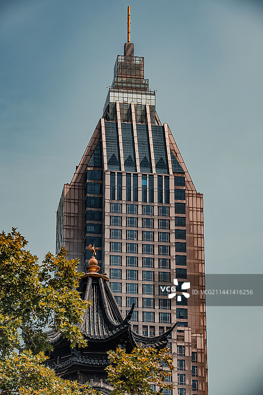 晴空下古今建筑物的低角度视图图片素材