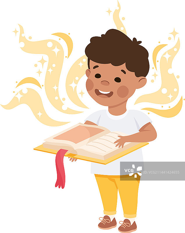 站着读书的可爱男孩图片素材