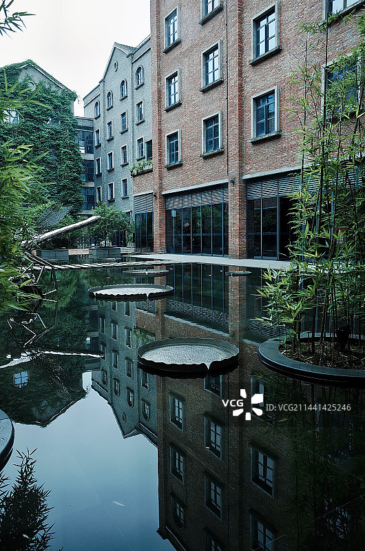 江西景德镇陶溪川园区内建筑和倒影图片素材
