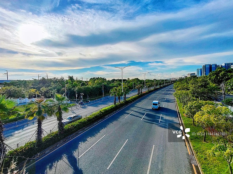 深圳午后，蓝天白云下无车的公路图片素材