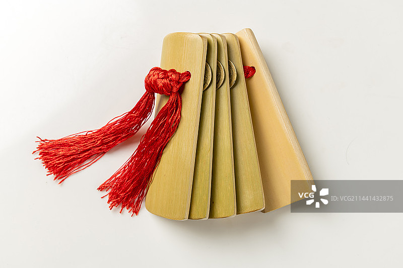 曲艺快板书演奏乐器快板摆放在桌面上特写图片素材