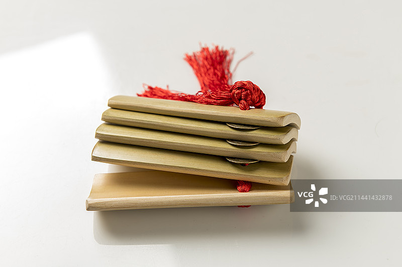 曲艺快板书演奏乐器快板摆放在桌面上特写图片素材