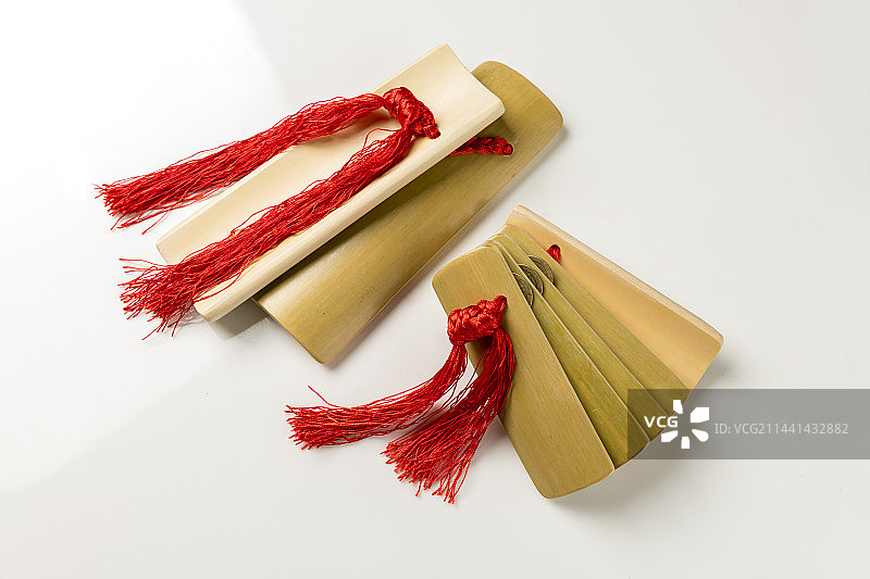 曲艺快板书演奏乐器快板摆放在桌面上特写图片素材