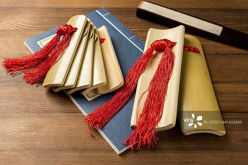 曲艺快板书演奏乐器快板摆放在桌面上特写图片素材