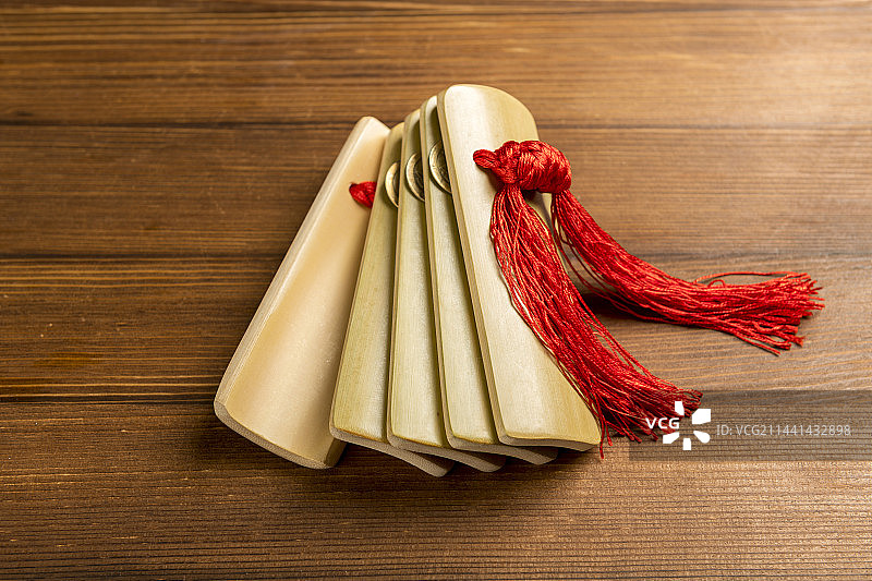 曲艺快板书演奏乐器快板摆放在桌面上特写图片素材