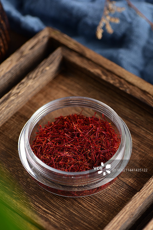 复古背景上的中药材藏红花图片素材