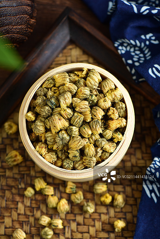 复古背景上的胎菊，菊花茶图片素材