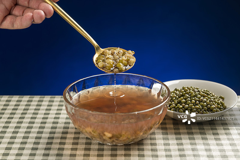消夏解暑汤品绿豆汤用勺盛绿豆汤特写图片素材