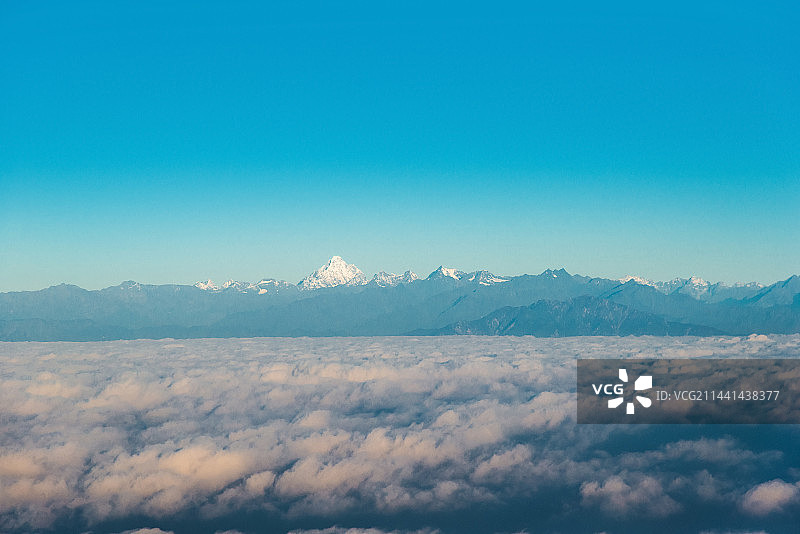 成都高空航拍四姑娘山幺妹峰图片素材