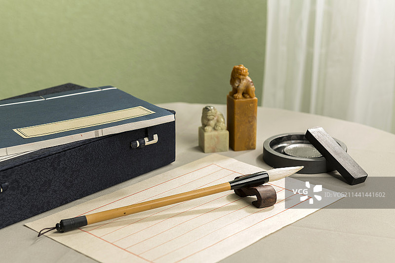 文房四宝笔墨纸砚摆放在桌面上特写图片素材