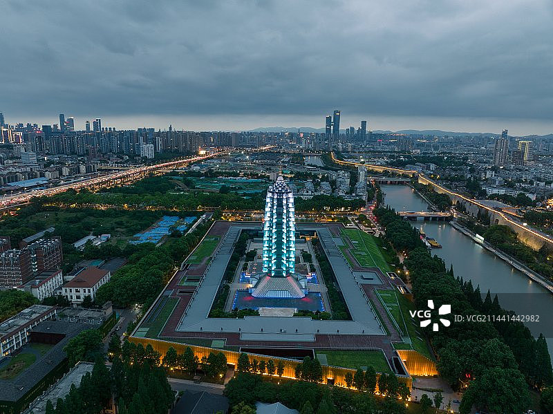 傍晚的南京大报恩寺与城市天际线图片素材