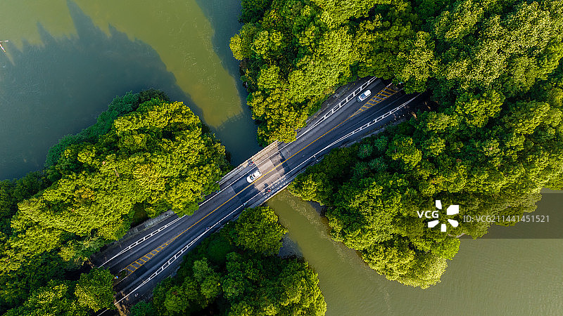 航拍杭州西湖杨公堤最美公路桥隐秀桥与汽车图片素材